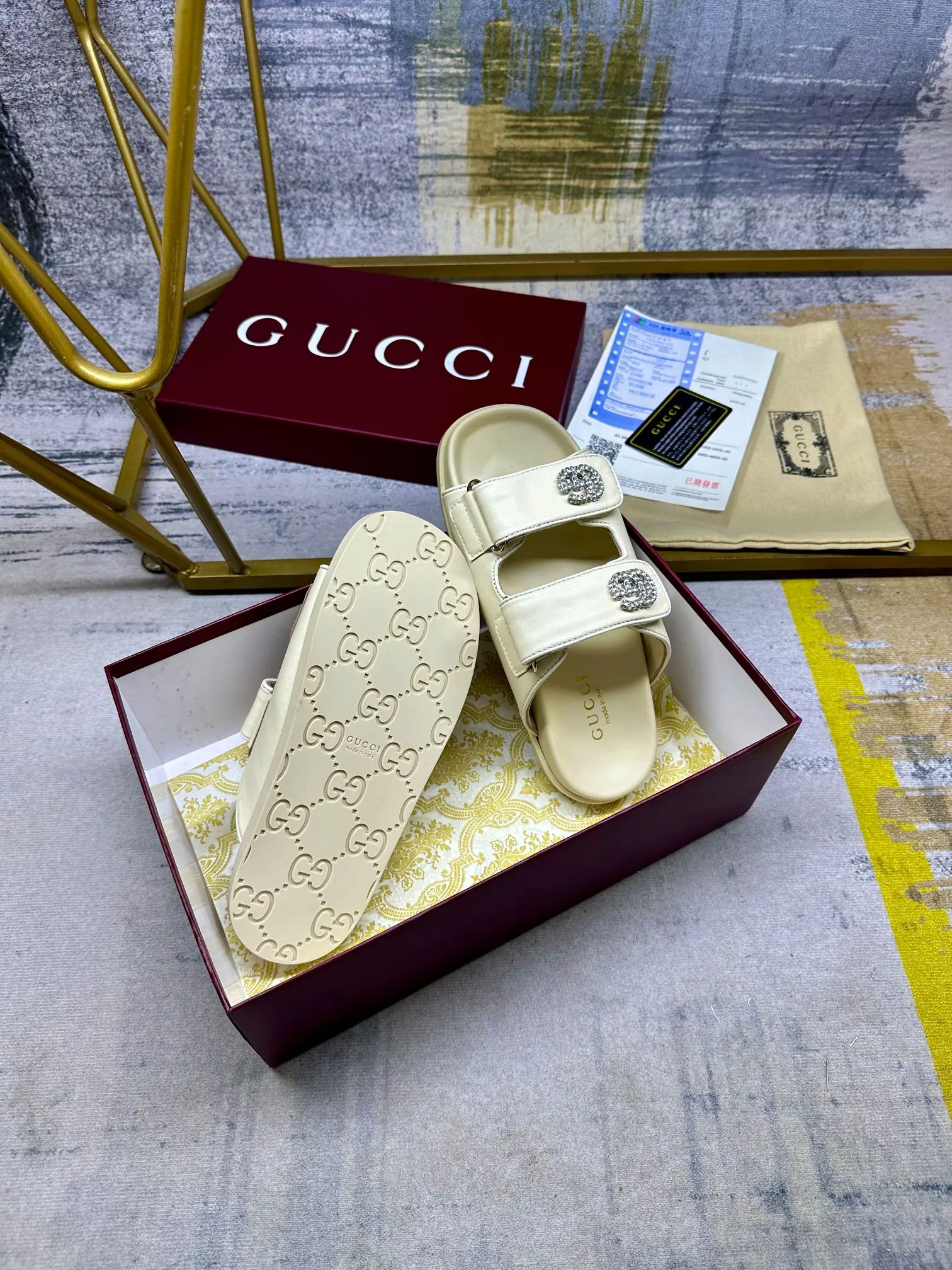 👟👟Ex-factory price 440👟👟Gucci’s latest popular slippers, double-strip Velcro straps are adjustable, and the cowhide fabric is embellished with double G diamond fasteners. Number of yards: 35-41 yards,
